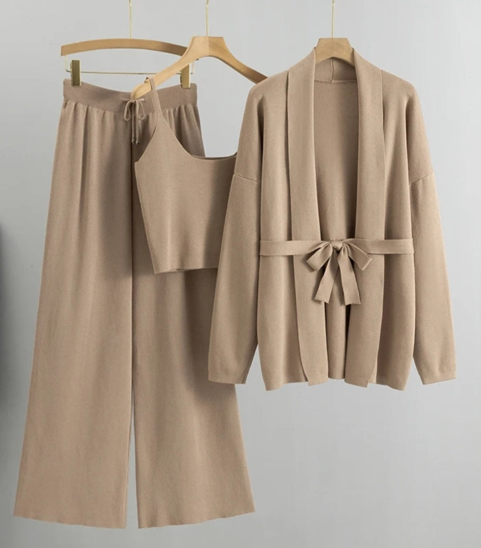 Exclusive knitwear set – 3-delig (vest, hemd & broek).