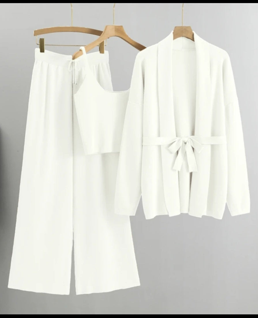 Exclusive knitwear set – 3-delig (vest, hemd & broek).