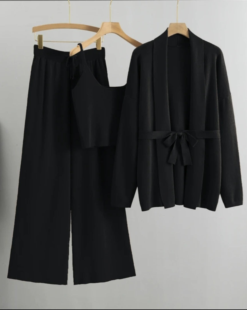 Exclusive knitwear set – 3-delig (vest, hemd & broek).