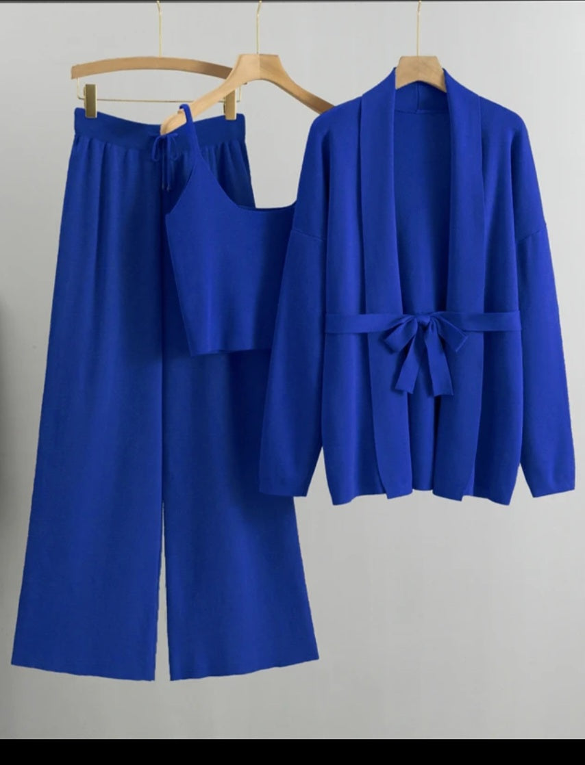 Exclusive knitwear set – 3-delig (vest, hemd & broek).