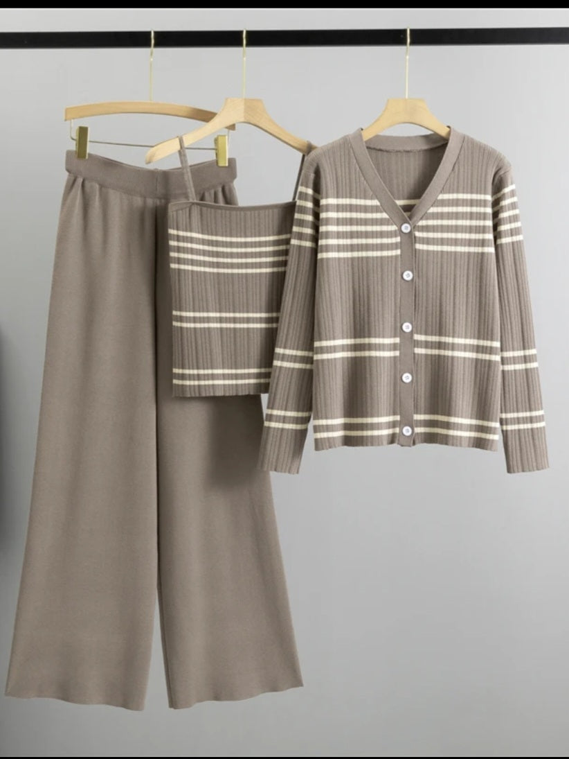 Luxe 3-Delige Taupe/Wit Set – Vest, Top & Wide Leg Broek