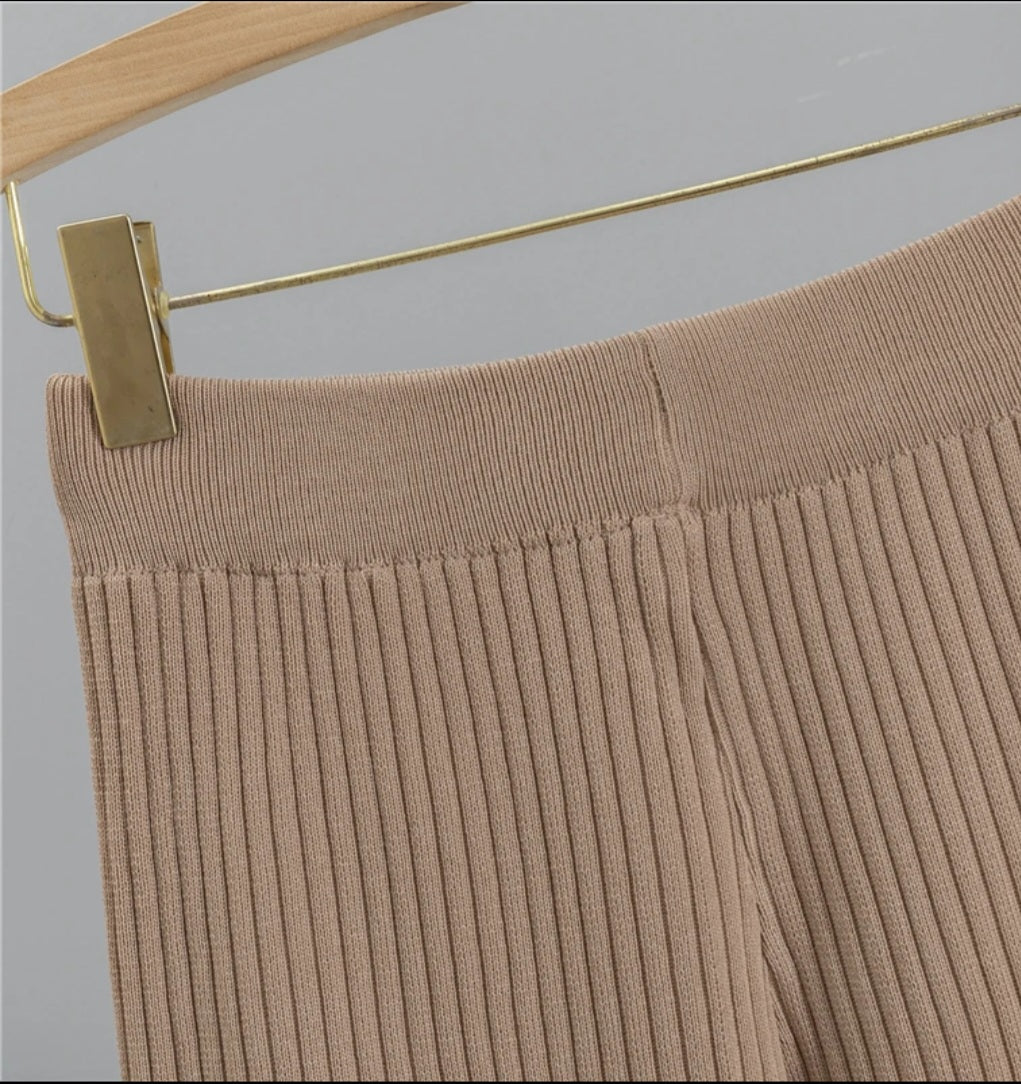 “2-delige Lente Knitwear Set met Gouden Knopen – Comfortabel & Allround”