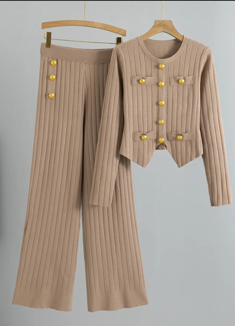 “2-delige Lente Knitwear Set met Gouden Knopen – Comfortabel & Allround”