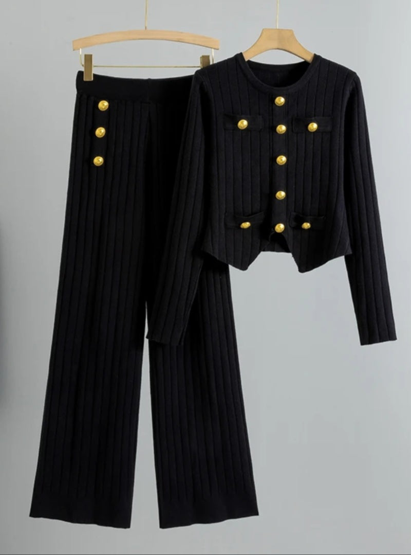 “2-delige Lente Knitwear Set met Gouden Knopen – Comfortabel & Allround”