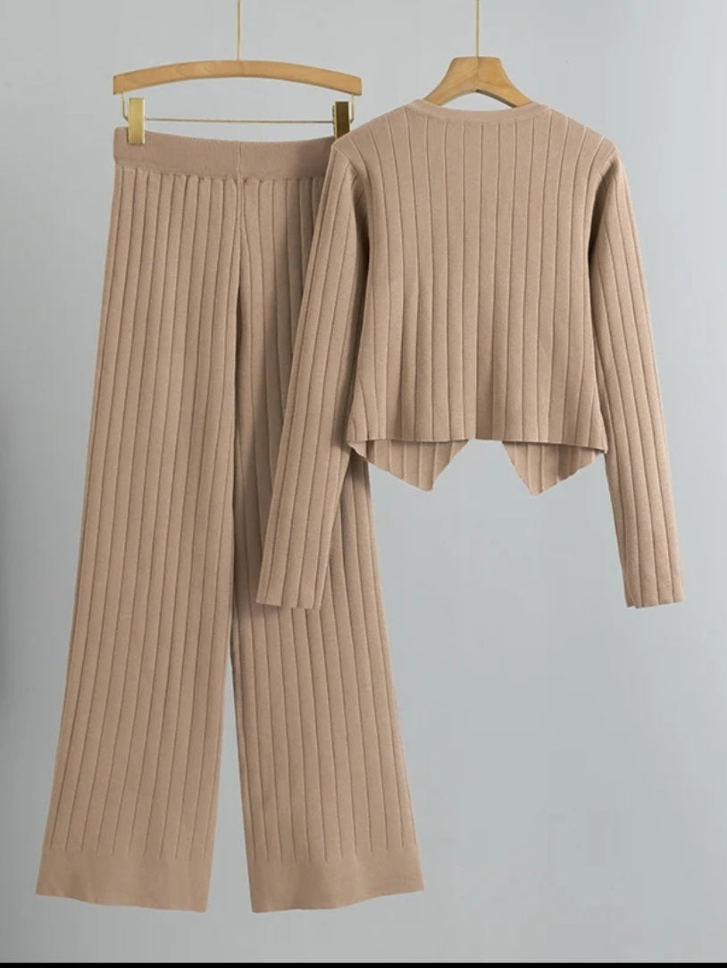 “2-delige Lente Knitwear Set met Gouden Knopen – Comfortabel & Allround”