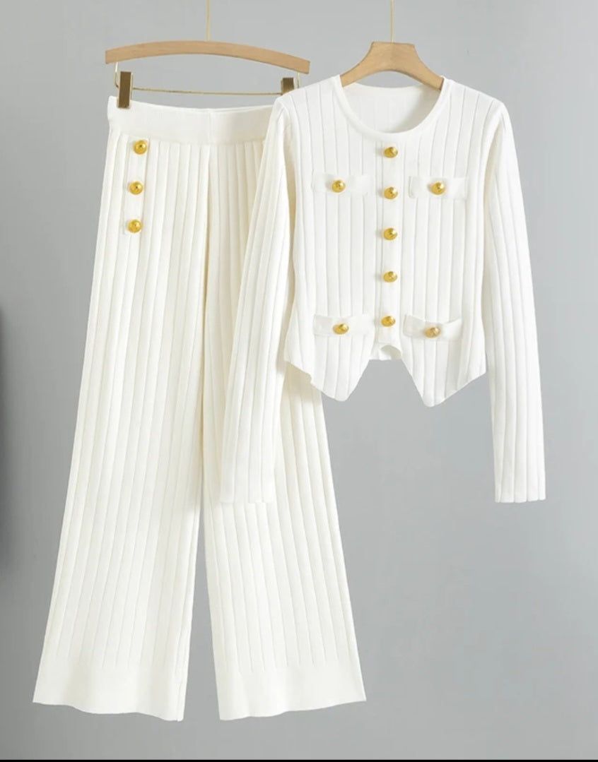 “2-delige Lente Knitwear Set met Gouden Knopen – Comfortabel & Allround”