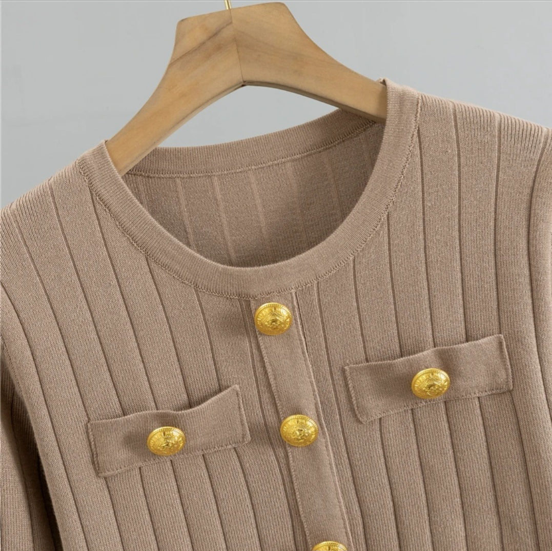 “2-delige Lente Knitwear Set met Gouden Knopen – Comfortabel & Allround”